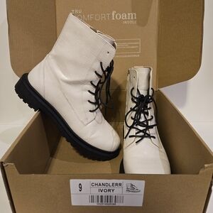 Womens Chandlerr Ivory Zip Boots Size 9